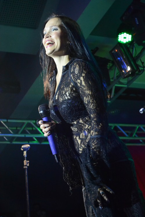 Cantora finlandesa hipnotizou a galera com seu charme e simpatia.