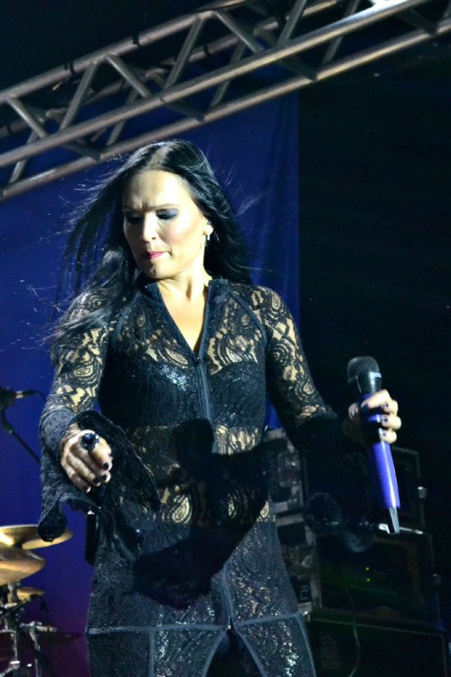 Tarja dançando loucamente.