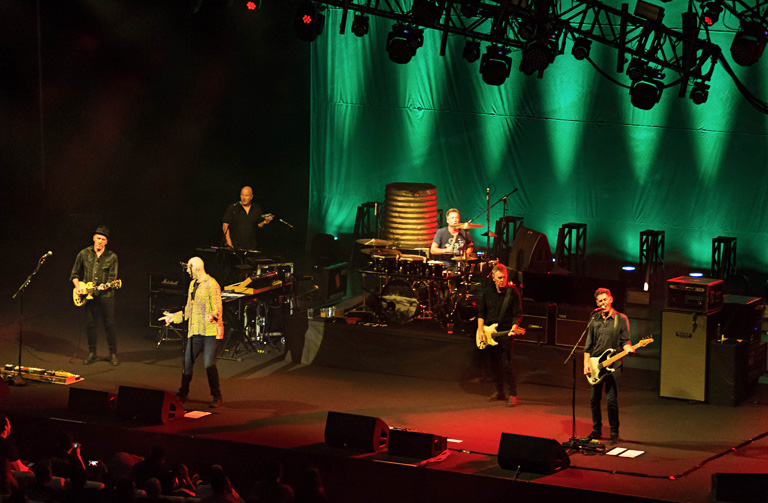 Cobertura] Midnight Oil traz turnê nostálgica à Curitiba e