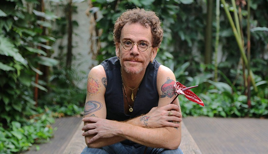 Nando Reis apresenta show “Voz e Violão” no palco do Teatro&nbsp;Positivo