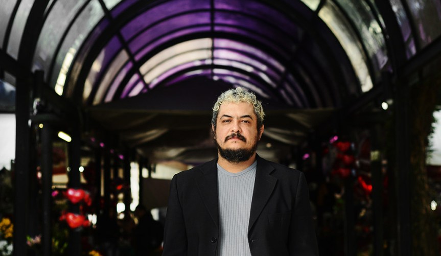 Artista Adriano Esturilho lança livros e faz pocket-show gratuito no&nbsp;Ornitorrinco