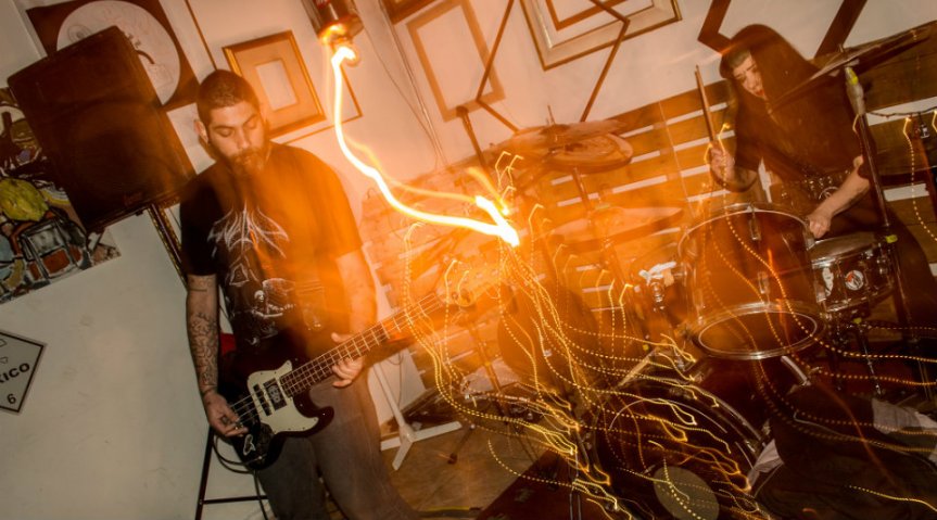 Cassandra e CrotchRot lançam fitas K7 com show em&nbsp;livraria