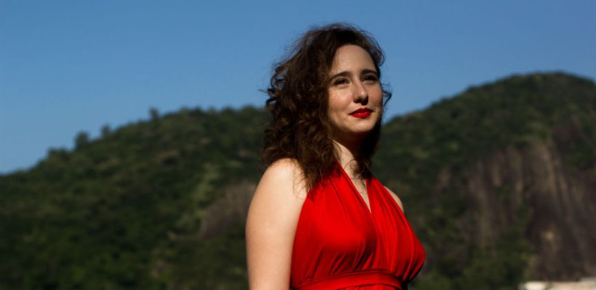 Julie Wein antecipa álbum “Infinitos Encontros” com samba bem-humorado inspirado por&nbsp;ex-amores