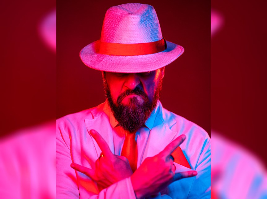 Angelo Arede, da Gangrena Gasosa, faz discotecagem em show do Sepultura no Circo&nbsp;Voador