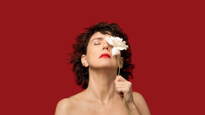 Adriana Calcanhotto se apresenta em Curitiba com o show Gal: Coisas Sagradas&nbsp;Permanecem