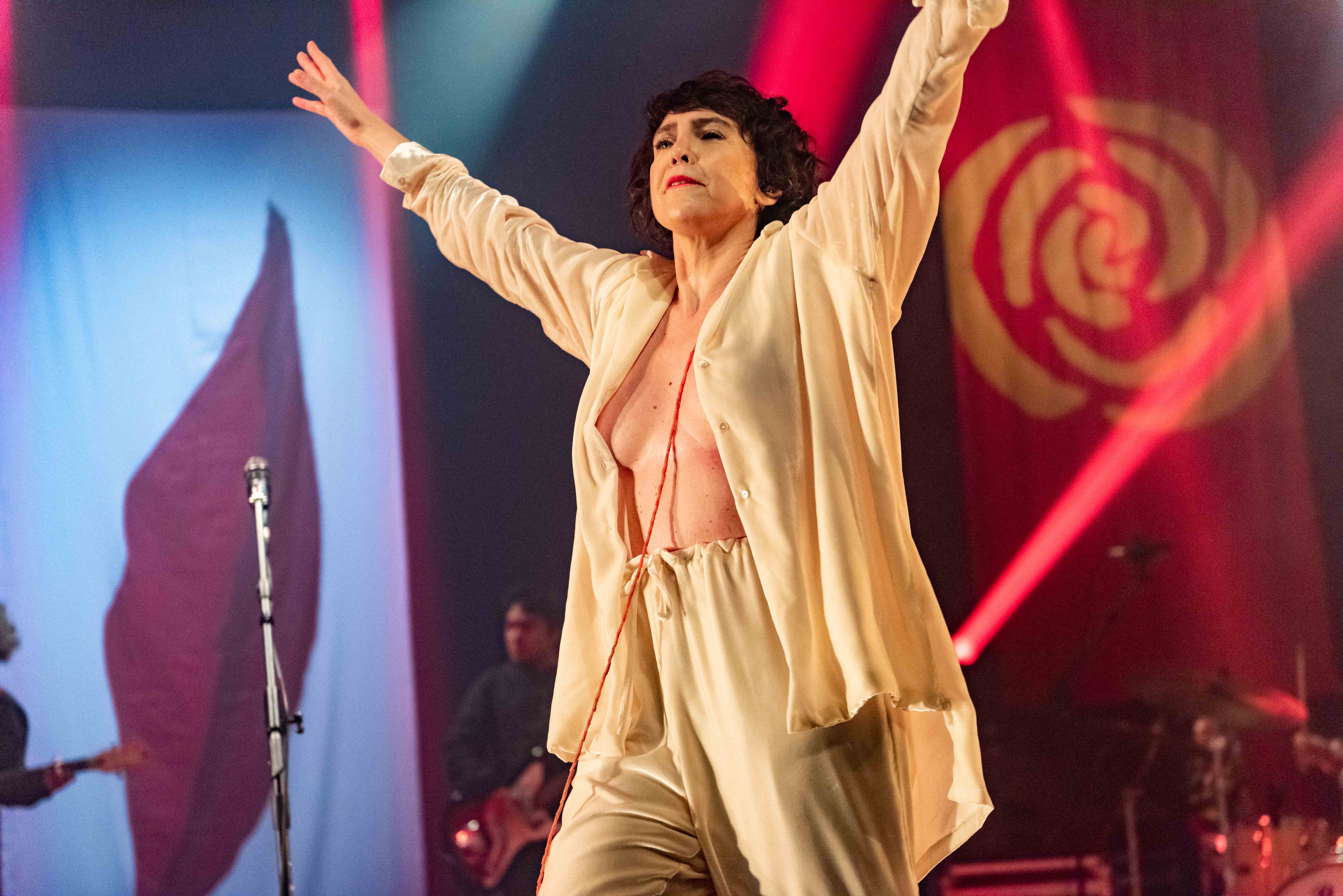 Adriana Calcanhotto chega em Curitiba nesta sexta (5)para show