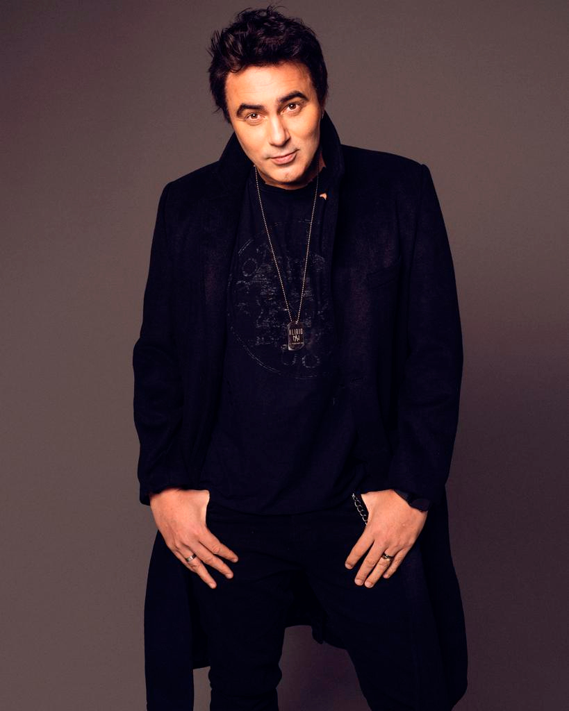 Alírio Netto canta ‘Exciter’, do Judas Priest, com Roy Z e outros nomes do&nbsp;metal