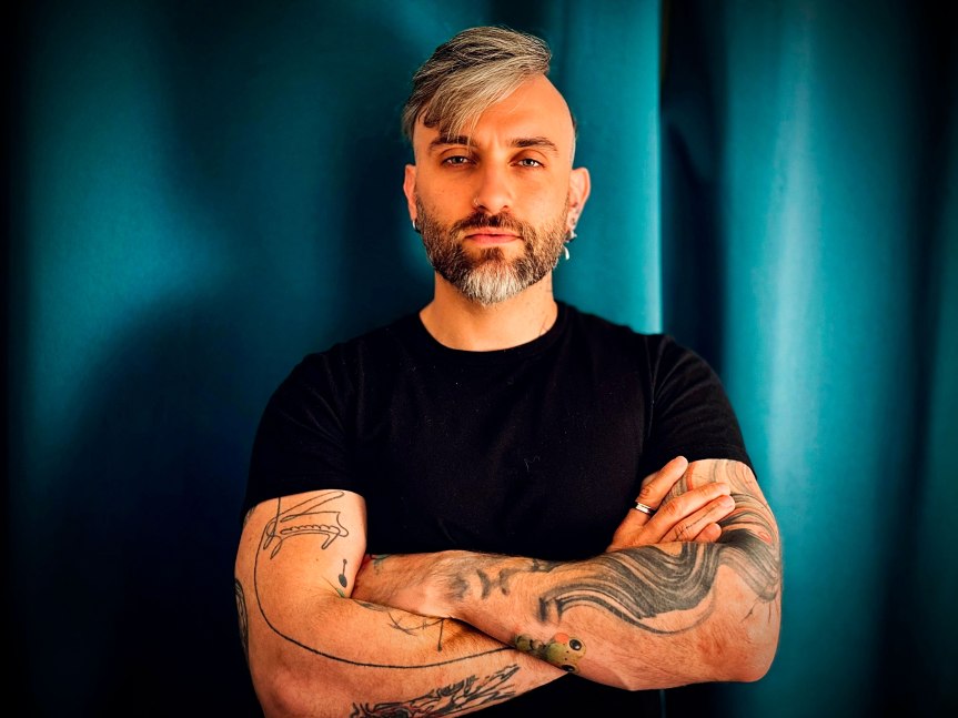 Quer ter seu vídeo musicado por Junior Carelli? Tecladista lança desafio nas redes sociais baseado em sua experiência&nbsp;pessoal