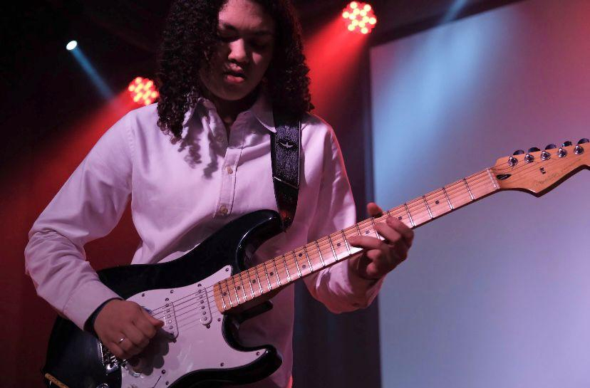 Eric Clapton Tribute: Jovem guitarrista de 18 anos, Gabi Anias anuncia shows em homenagem ao mestre do Blues&nbsp;Rock