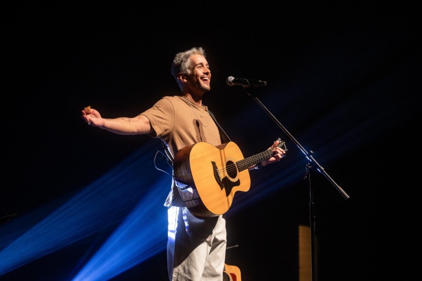 Pela primeira vez em Curitiba, Matheus Torres faz show no Arnica Cultural nesta sexta&nbsp;(13)