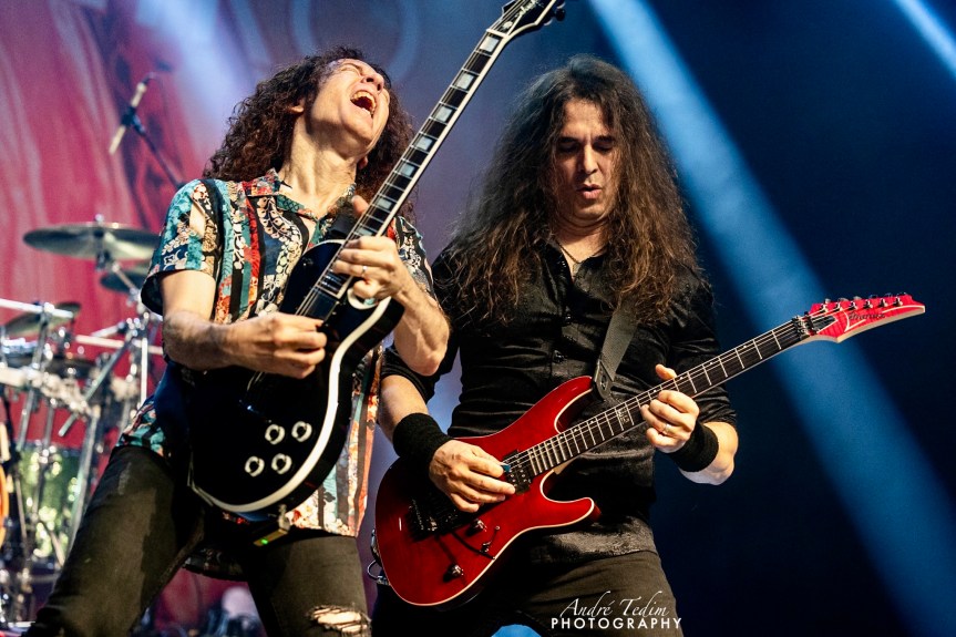 Kiko Loureiro leva Marty Friedman a tocar clássicos da música brasileira em turnê&nbsp;internacional