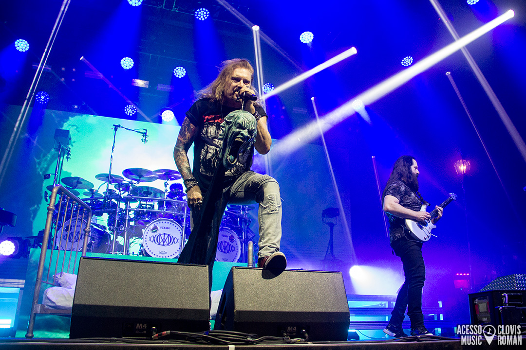 Biografia oficial do Dream Theater chega ao Brasil para marcar a passagem recente da banda pelo país