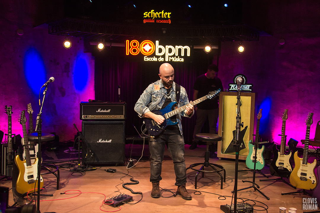 Escola de Música 180bpm realiza evento da Schecter Guitars com o músico Cacá Barros